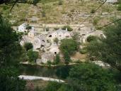 vesnička za řekou odříznutá od světa kaňonem, Gorges du Tarn, Lozére